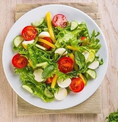 L'une des options pour un régime de sarrasin pendant un mois comprend l'utilisation d'une salade de légumes. 