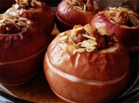 Les pommes au four avec des fruits secs sont un dessert au menu diététique après l'ablation de la vésicule biliaire. 