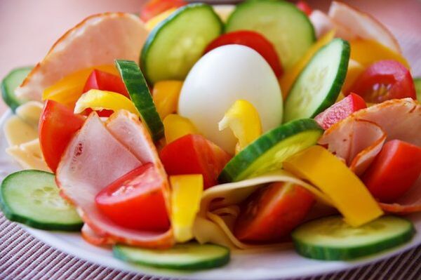 Salade de légumes dans le menu diététique aux œufs et à l'orange pour perdre du poids. 