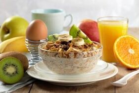 bouillie d'avoine aux fruits comme petit-déjeuner sain pour perdre du poids